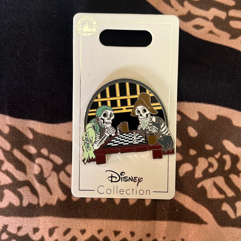 Disney, pirates of the Caribbean skeleton prisoner chess Disney pin